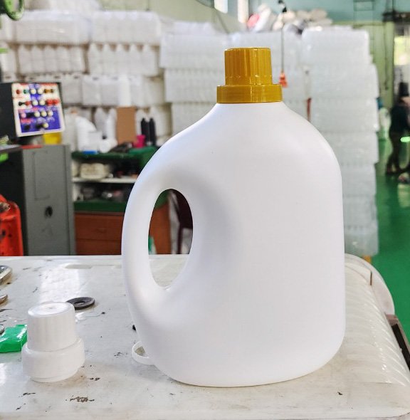 Can nhựa 2 lít đựng nước giặt xả